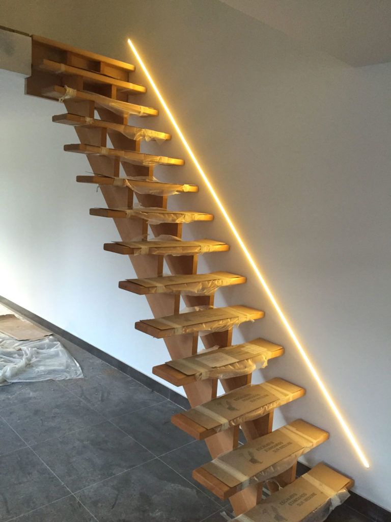 Escalier en bois avec éclairage design LED