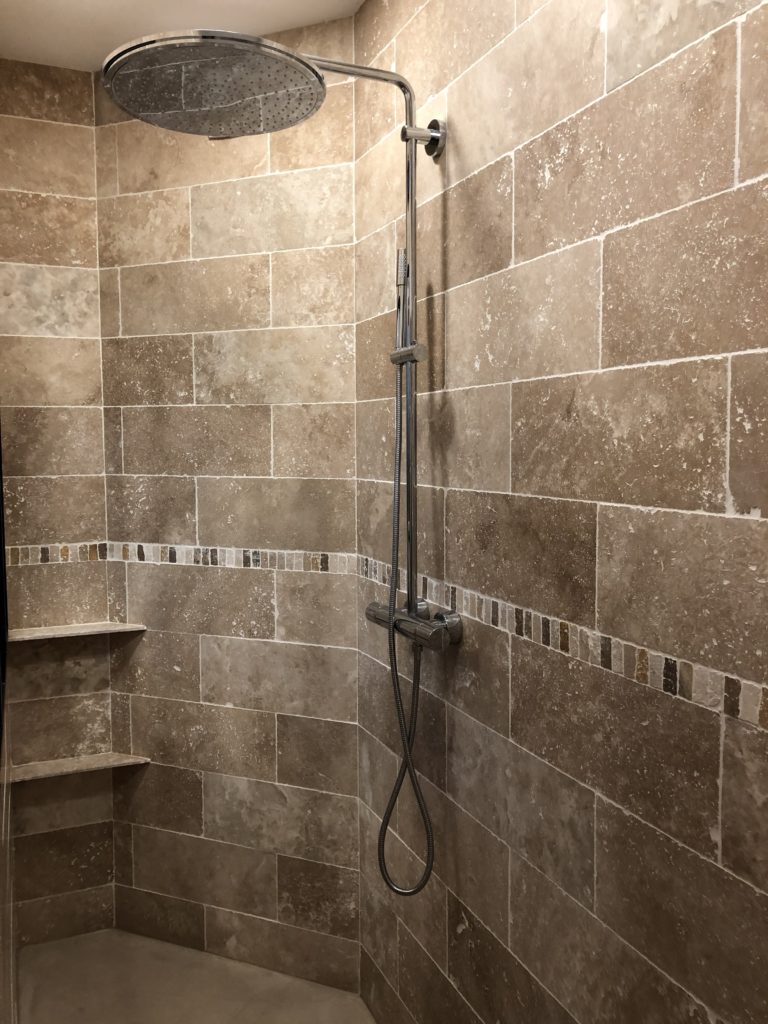 Douche italienne salle de bains en marbre travertin